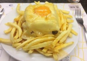La famosa Francesinha de Oporto. El legendario sándwich.