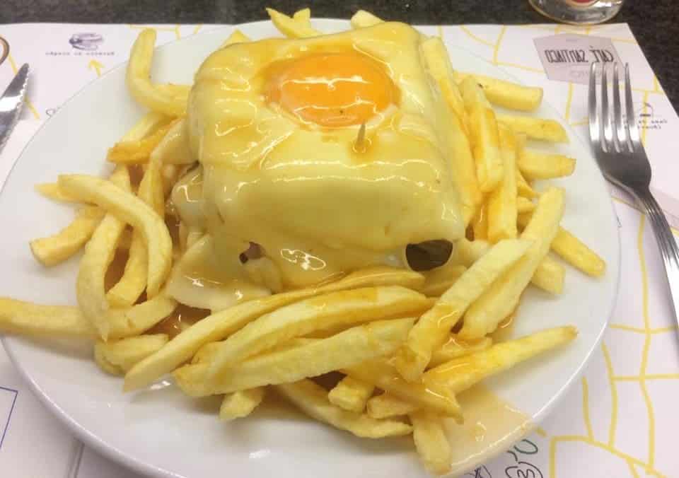 La famosa Francesinha de Oporto. El legendario sándwich.