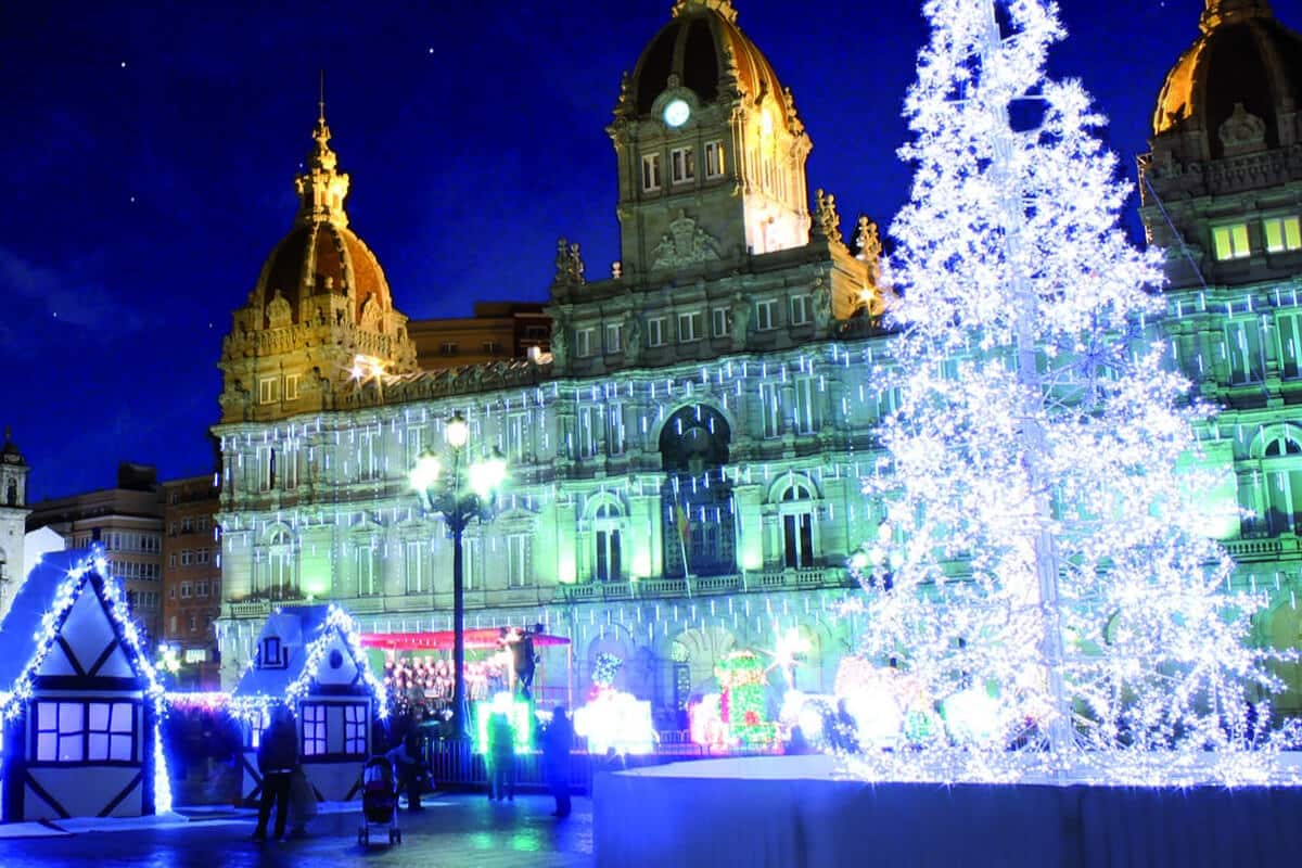 En-la-plaza-de-Maria-Pita-se-encuentra-el-mercado-navideno-que-abrio-sus-puertas-desde-el-3-de-diciembre